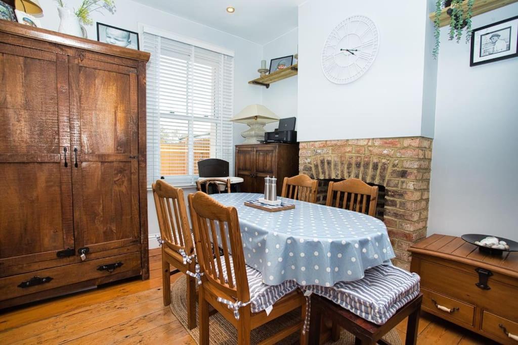 Restful And Cosy 4 Bed Home Minutes From The Beach Sandgate Luaran gambar